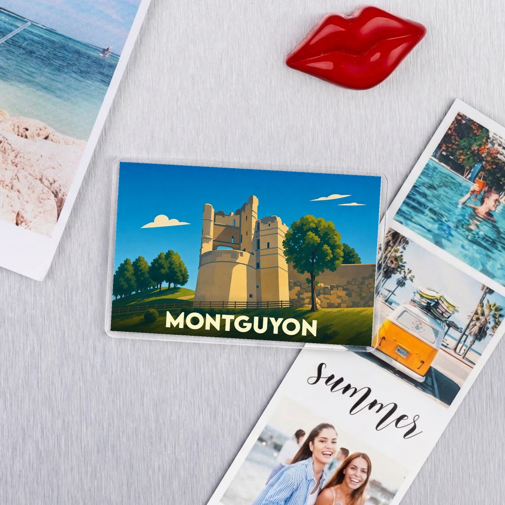 Magnet souvenir de la ville de Montguyon avec une illustration stylisée de son château médiéval.