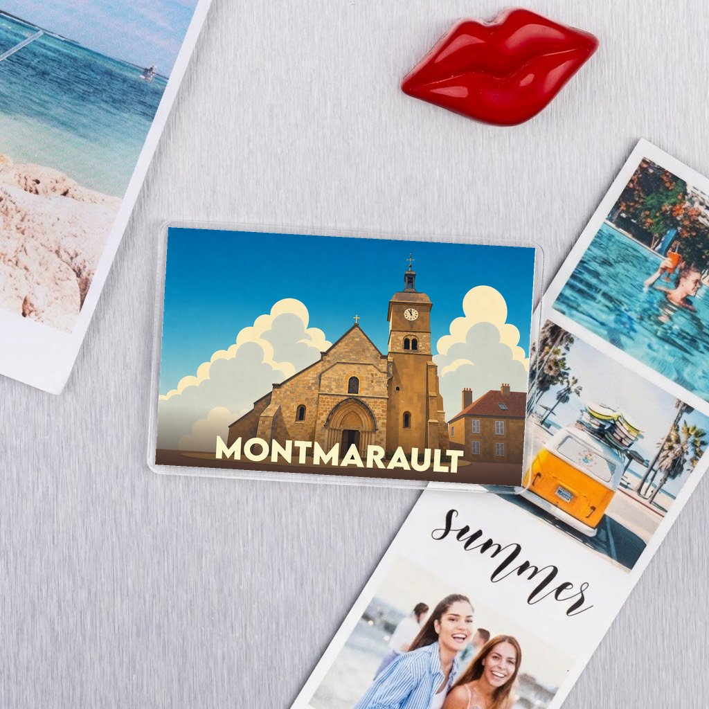 Magnet souvenir de la ville de Montmarault avec une illustration stylisée de son église.