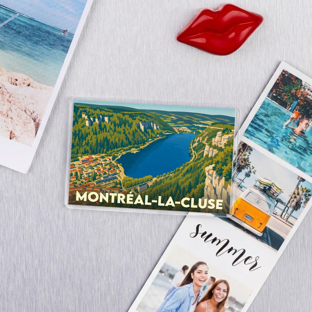 Magnet souvenir de la ville de Montréal-la-Cluse avec une illustration stylisée.