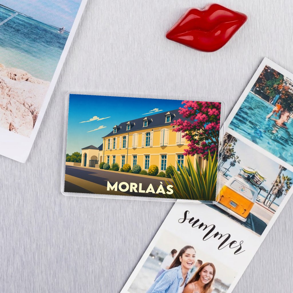 Magnet souvenir de la ville de Morlaàs avec une illustration stylisée d'un bâtiment jaune.