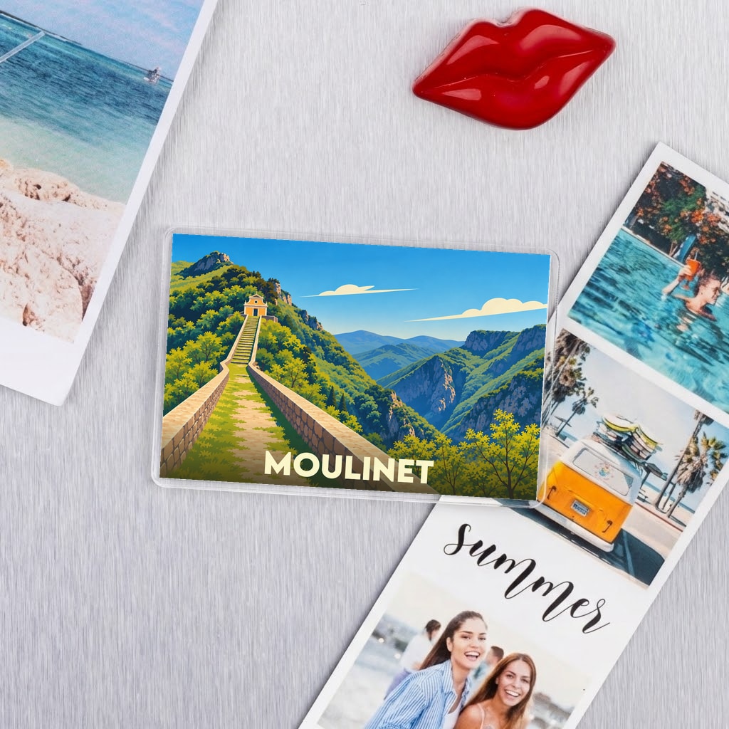 Magnet souvenir de la ville de Moulinet avec une illustration stylisée d'un chemin de montagne.