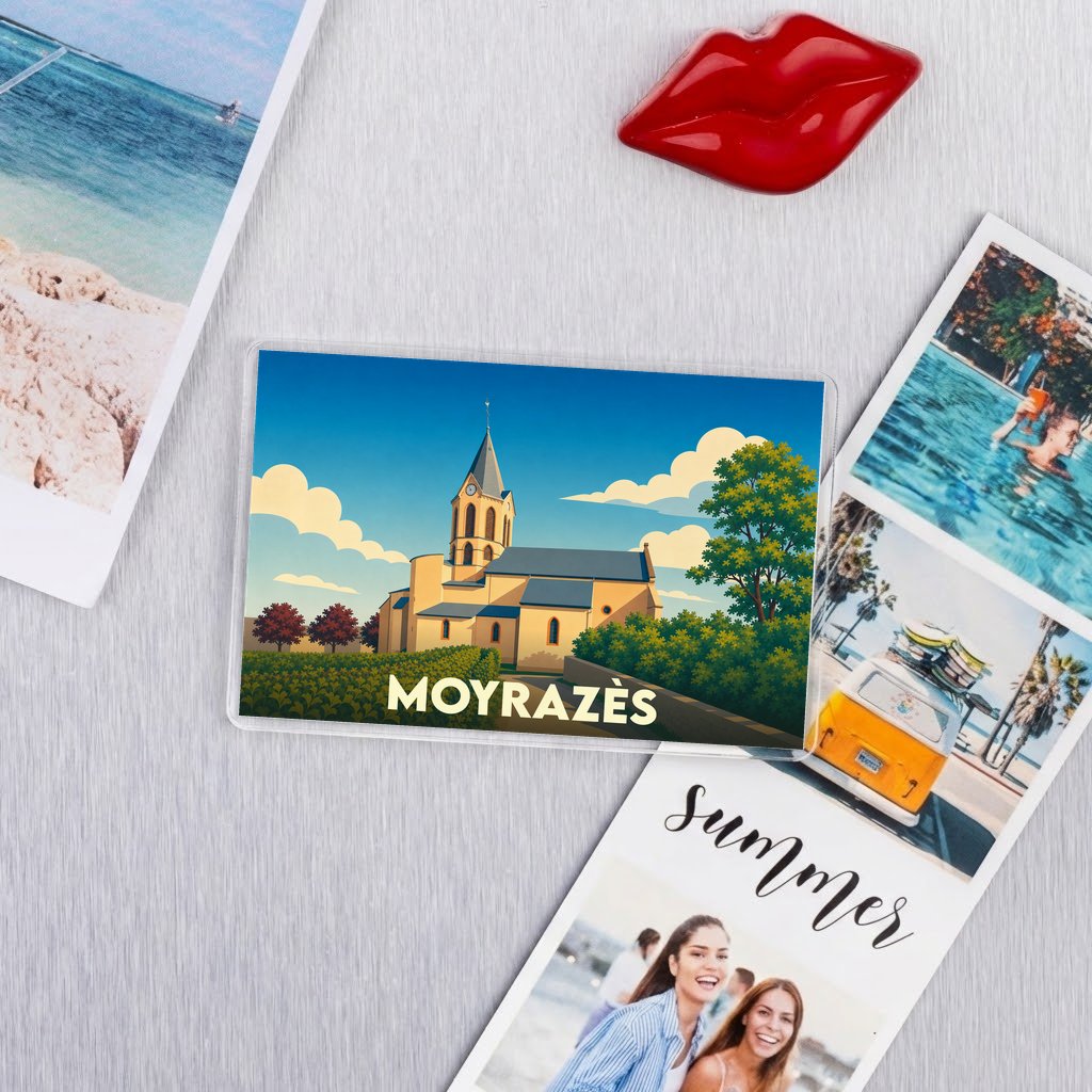 Magnet souvenir de la ville de Moyrazès avec une illustration stylisée.