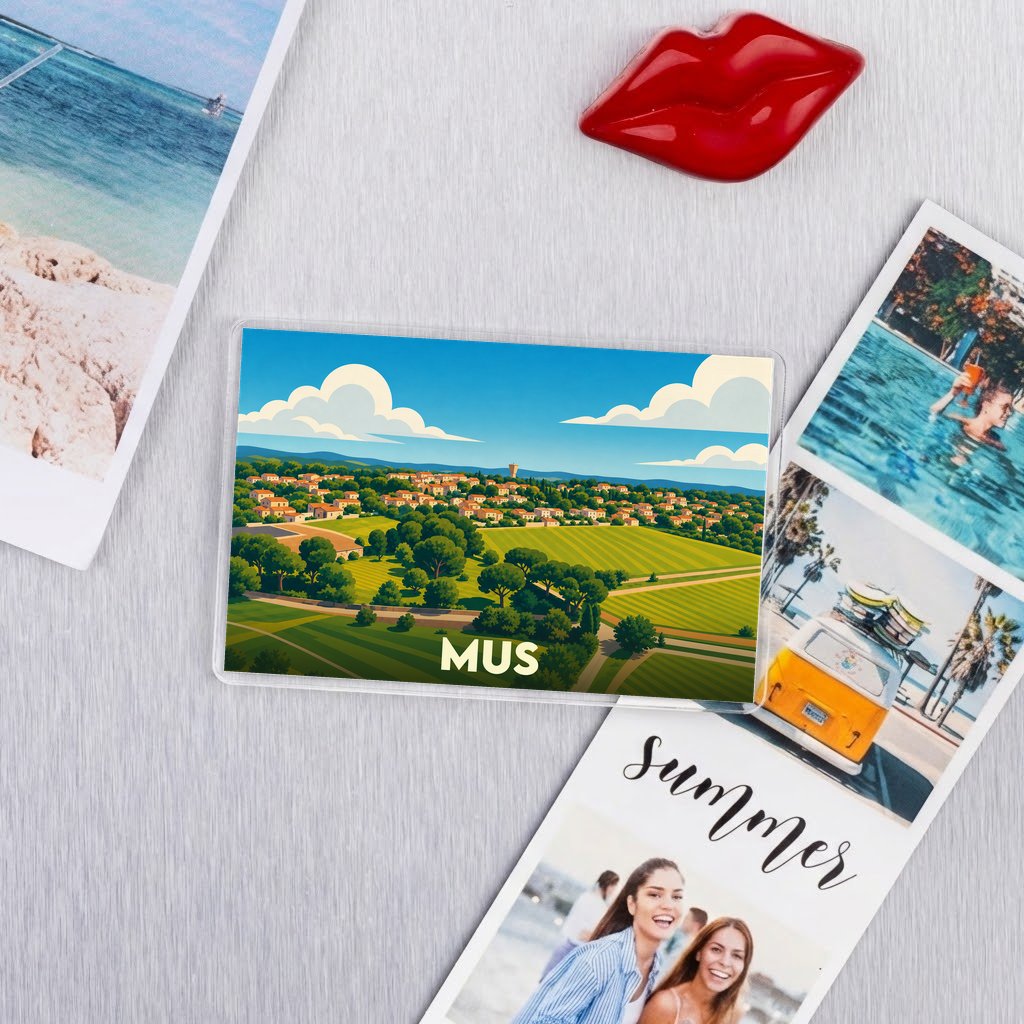 Magnet souvenir de la ville de Mus avec une illustration de paysages vallonnés et de maisons provençales.