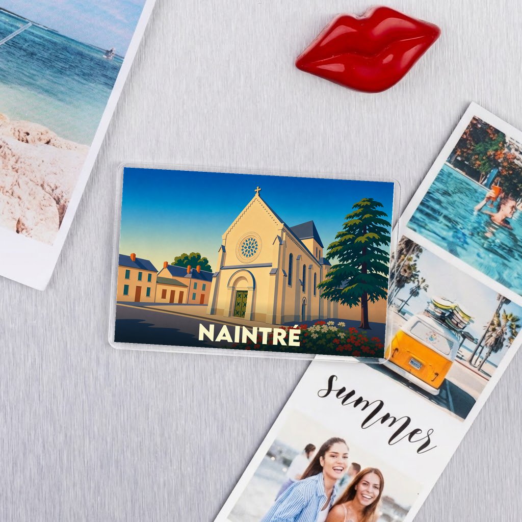 Magnet souvenir de la ville de Naintré avec une illustration stylisée de son église.