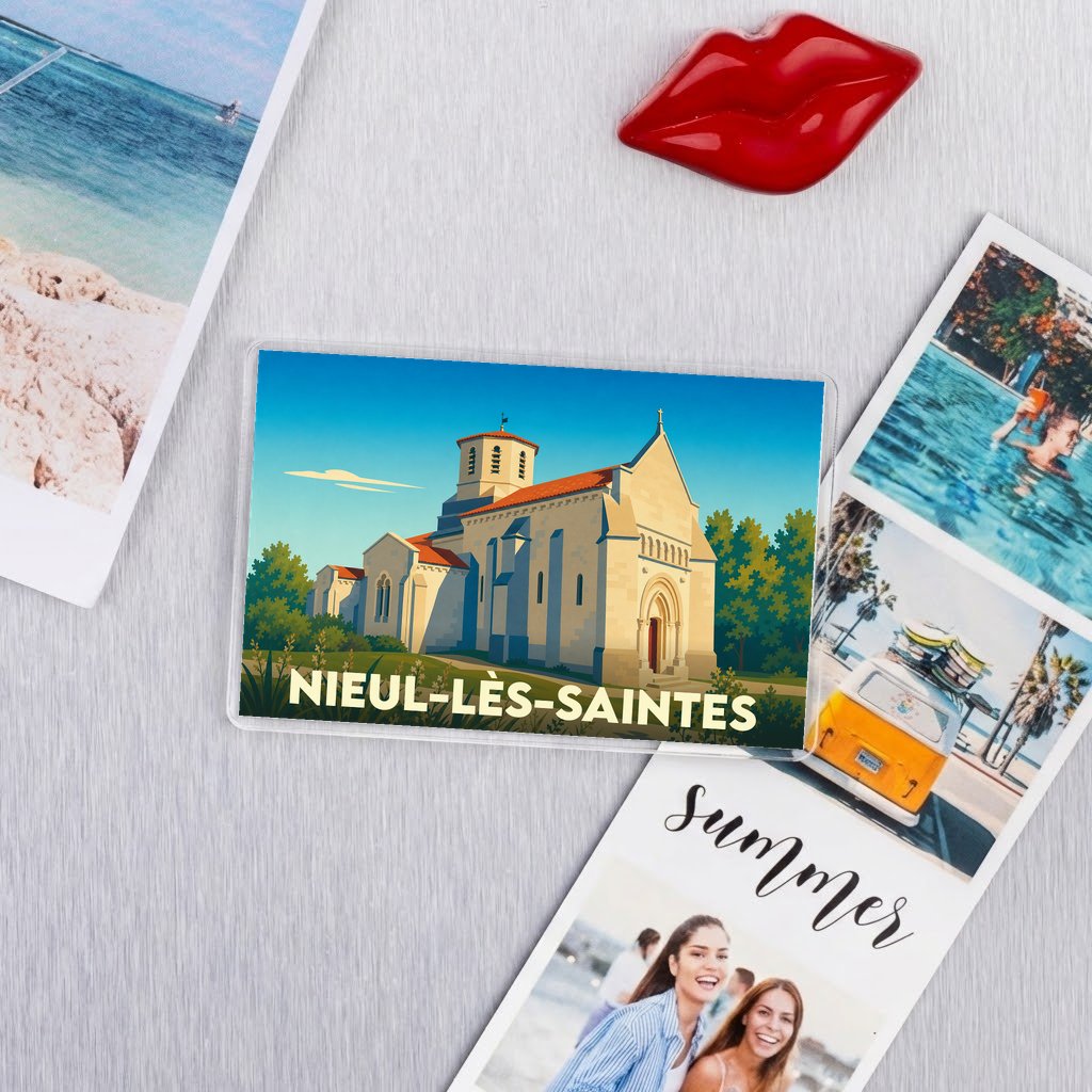 Magnet souvenir de la ville de Nieul-lès-Saintes avec une illustration stylisée de son église.