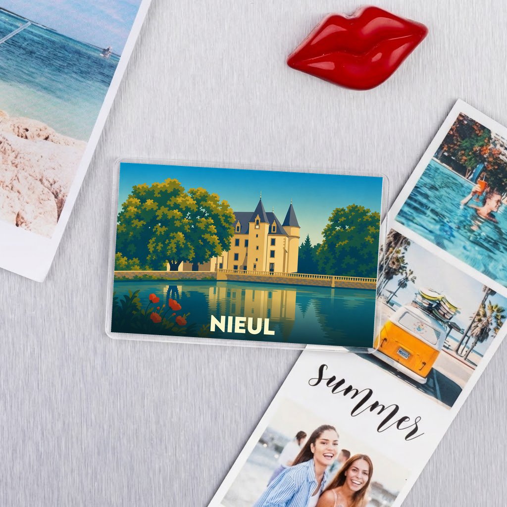 Magnet souvenir de la ville de Nieul avec une illustration stylisée de son château.
