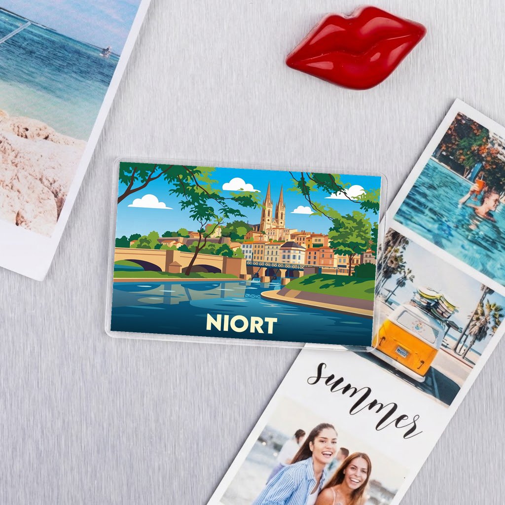 Magnet souvenir de la ville de Niort avec une illustration stylisée de son paysage urbain au bord de l'eau.