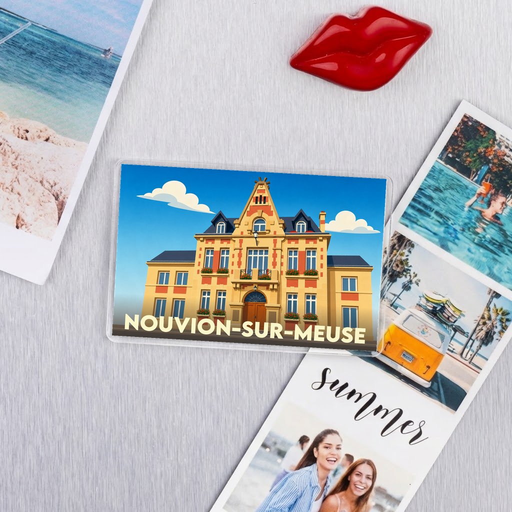 Magnet souvenir de la ville de Nouvion-sur-Meuse avec une illustration stylisée de sa mairie.