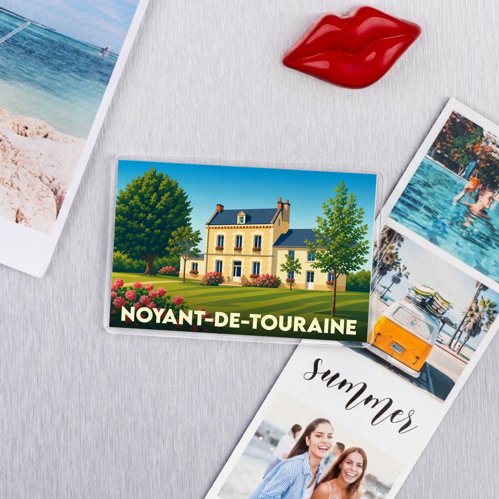 Magnat souvenir de la ville de Noyant-de-Touraine avec une illustration stylisée d'une maison de campagne.