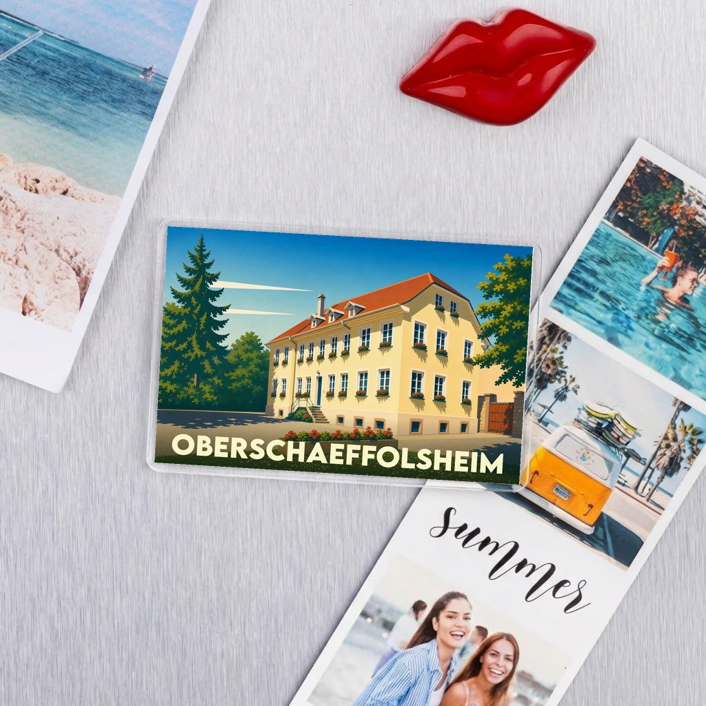Magnet souvenir de la ville de Oberschaeffolsheim avec une illustration stylisée d'un grand bâtiment alsacien jaune.