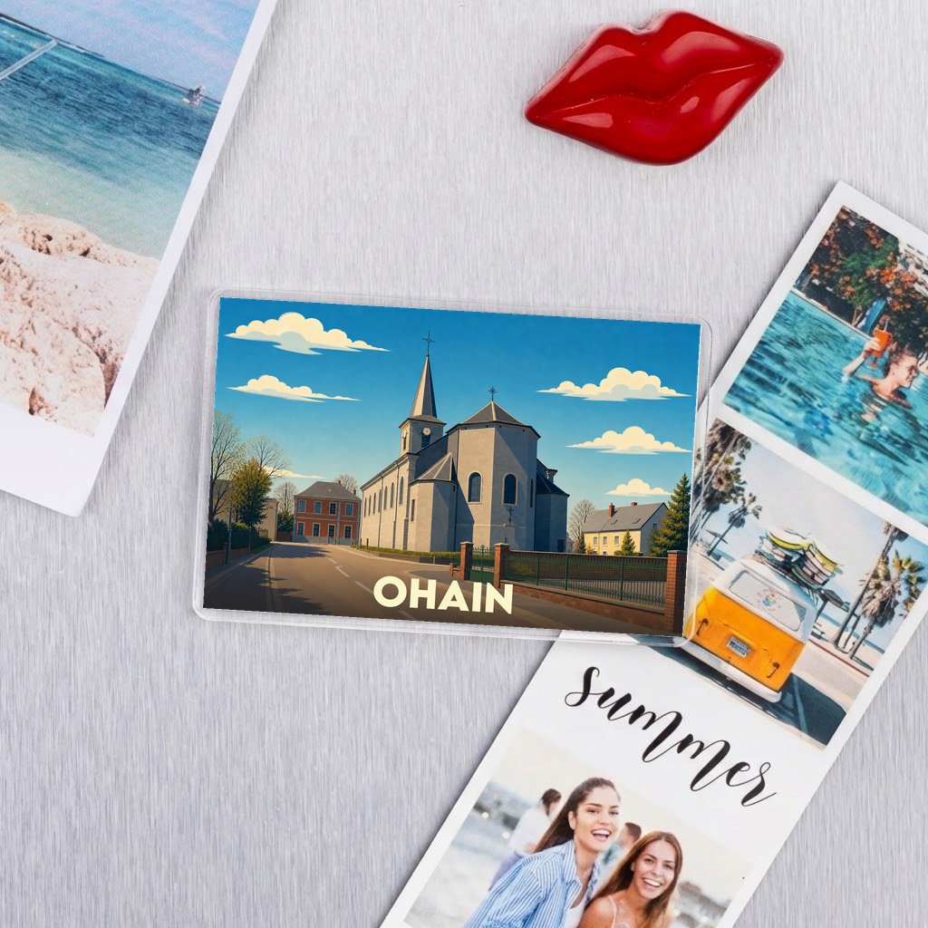 Magnet rectangulaire souvenir de la ville d'Ohain illustrant son église sous un ciel bleu.
