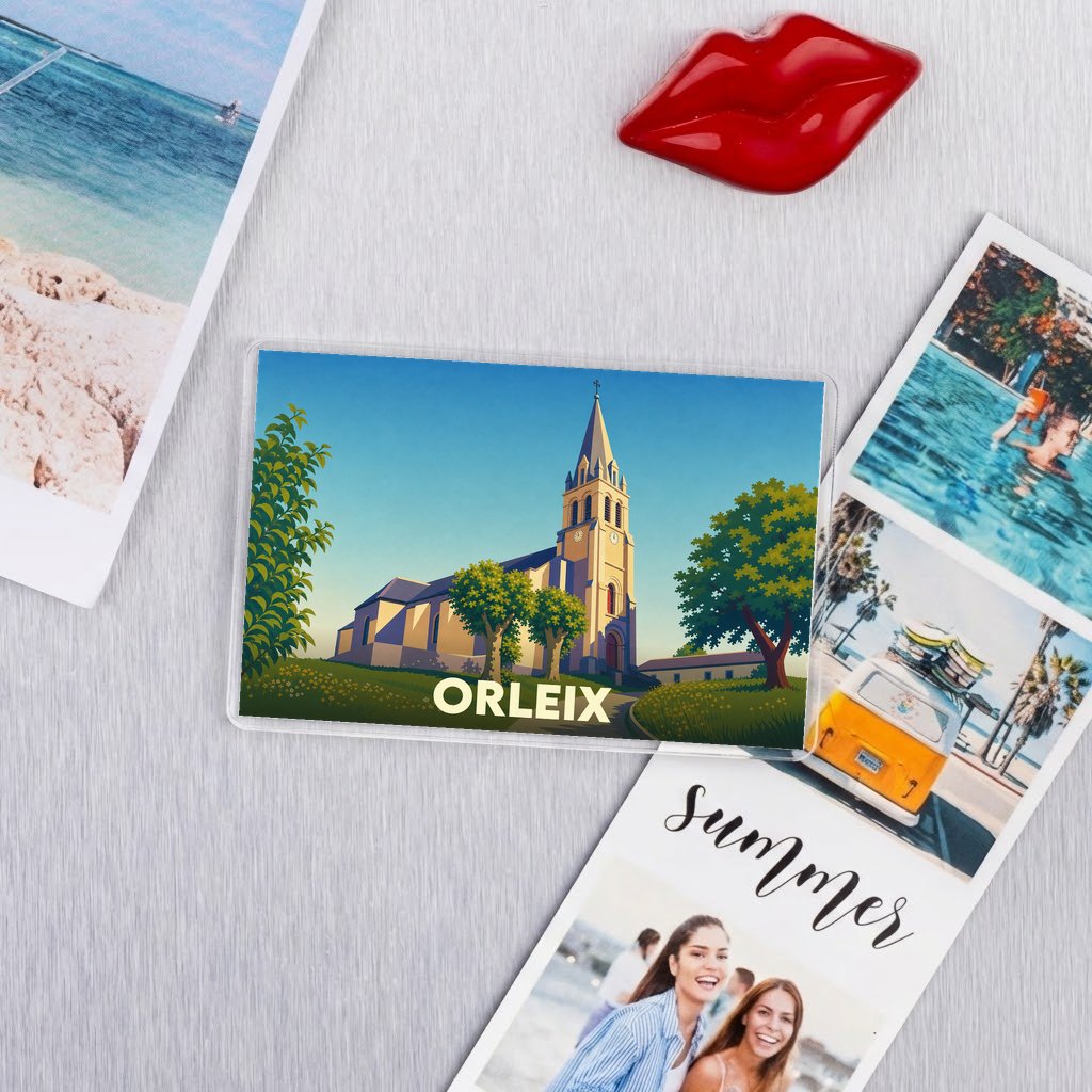 Aimant souvenir de la ville d'Orleix avec une illustration stylisée de son église.