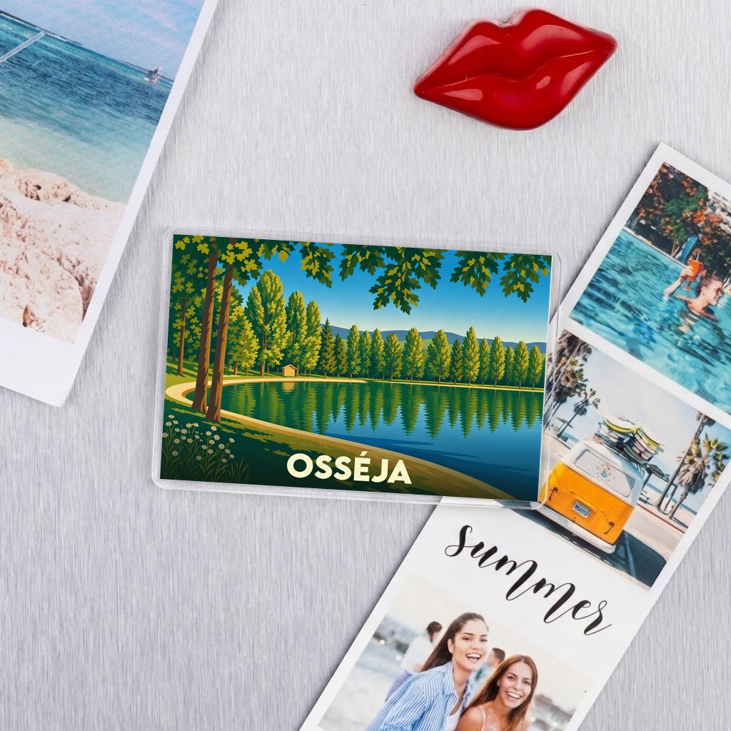 Magnet souvenir de la ville de Osséja avec une illustration stylisée de son lac et de sa forêt.