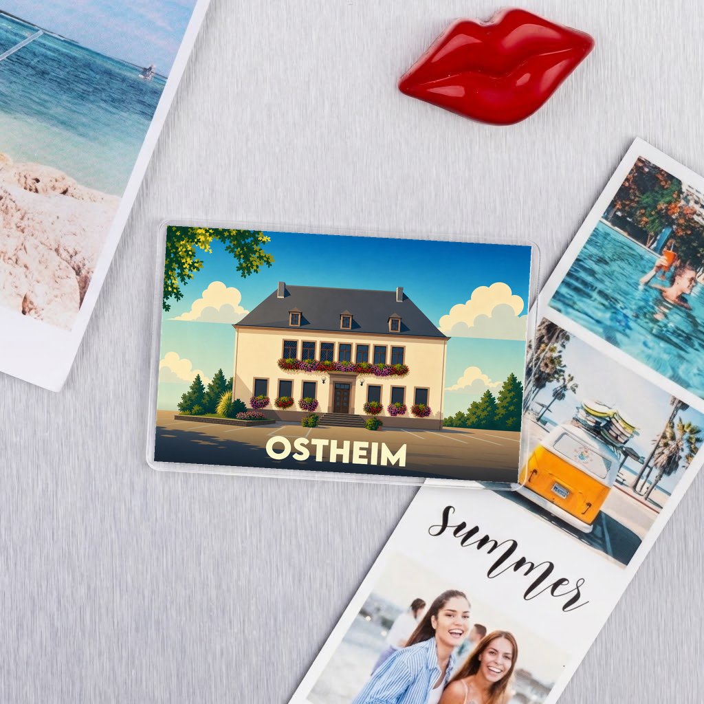 Magnet souvenir de la ville d'Ostheim avec une illustration stylisée d'un bâtiment traditionnel.