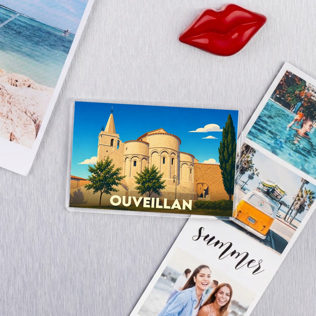 Magnat souvenir de la ville d'Ouveillan avec une illustration stylisée de son église romane.