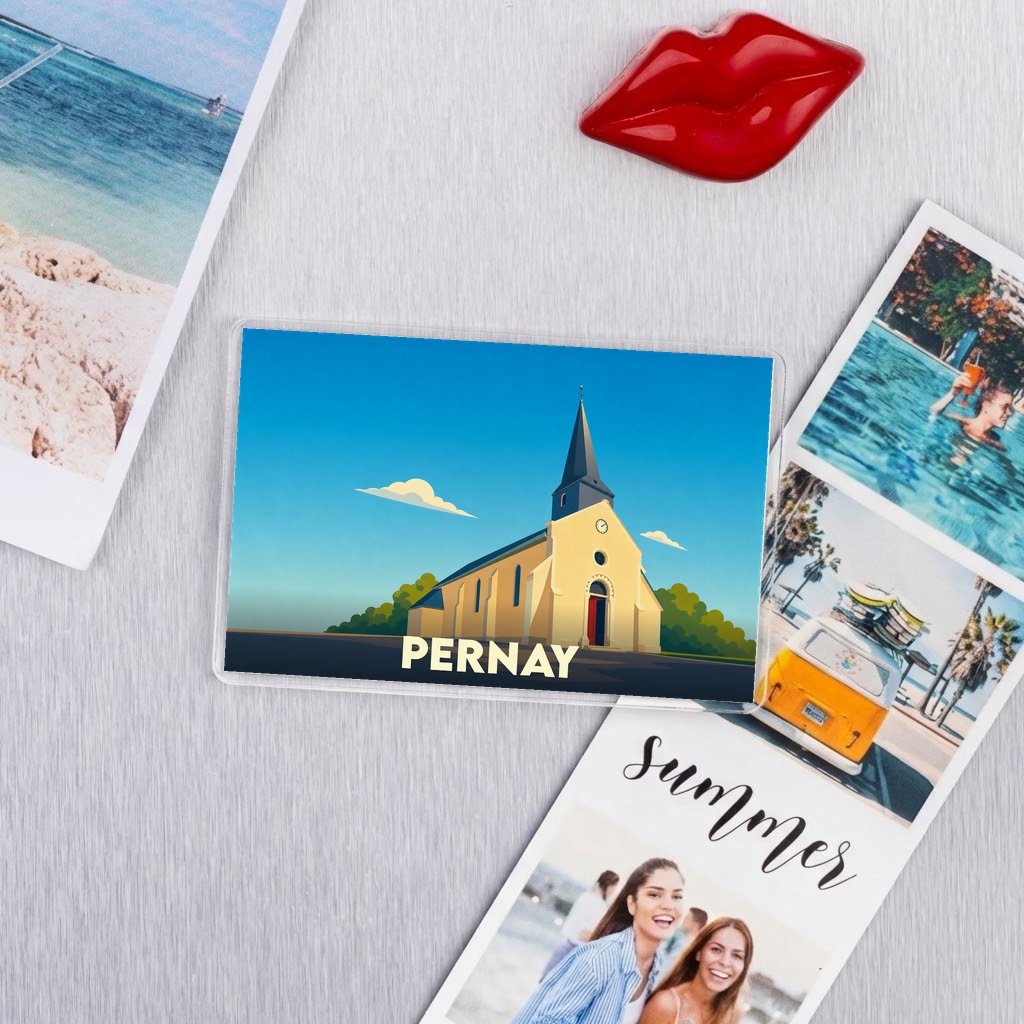 Magnet souvenir de la ville de Pernay avec une illustration stylisée de son église.