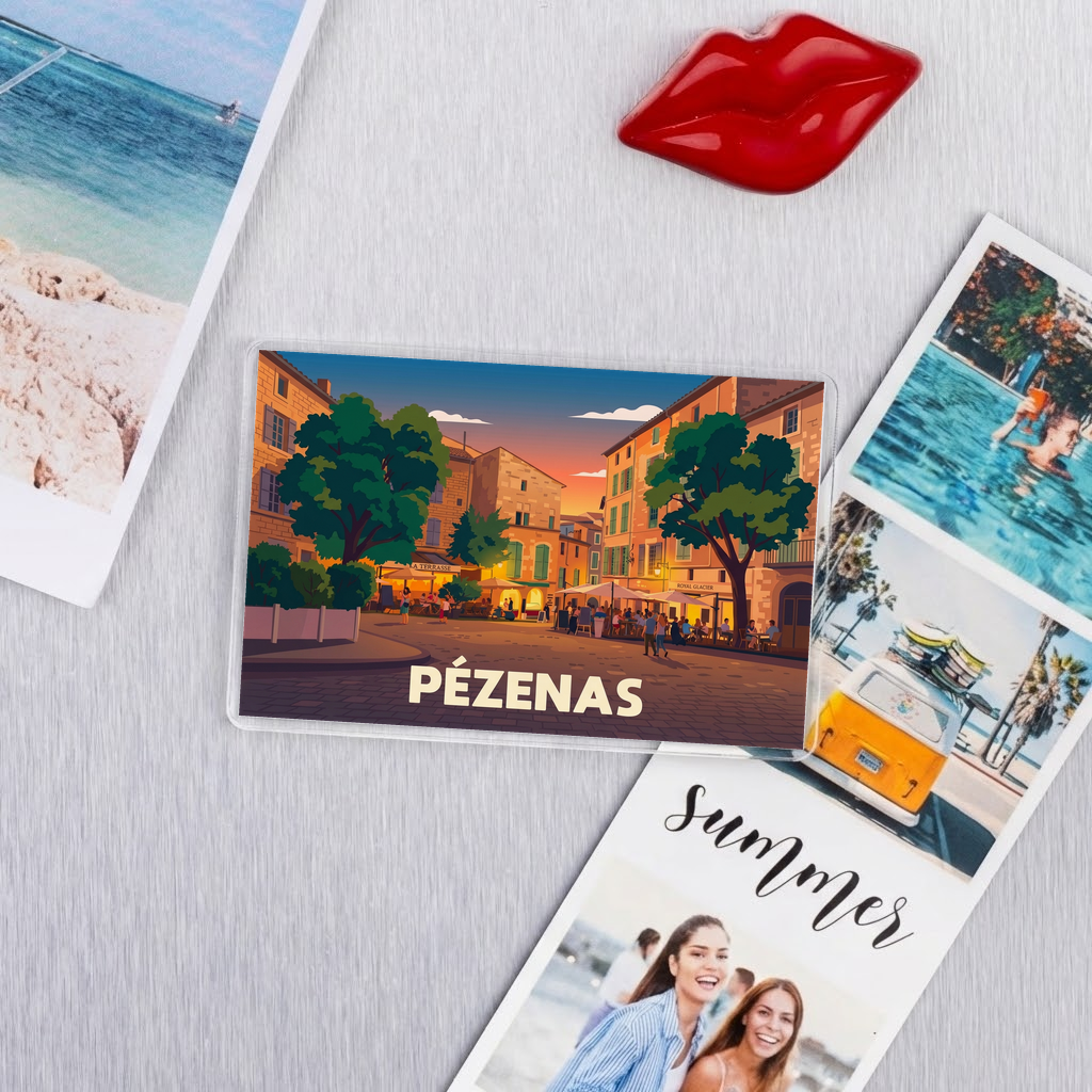 Magnet souvenir de la ville de Pézenas avec une illustration stylisée d'une place animée au coucher du soleil.