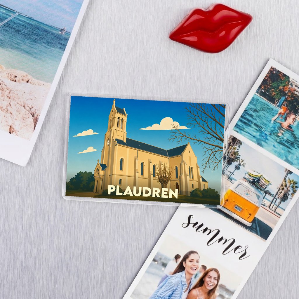 Magnet souvenir de la ville de Plaudren avec une illustration stylisée de son église.