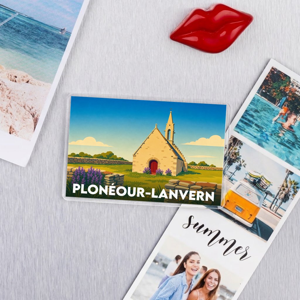 Magnet souvenir de la ville de Plonéour-Lanvern avec une illustration stylisée de la chapelle de Languidou.
