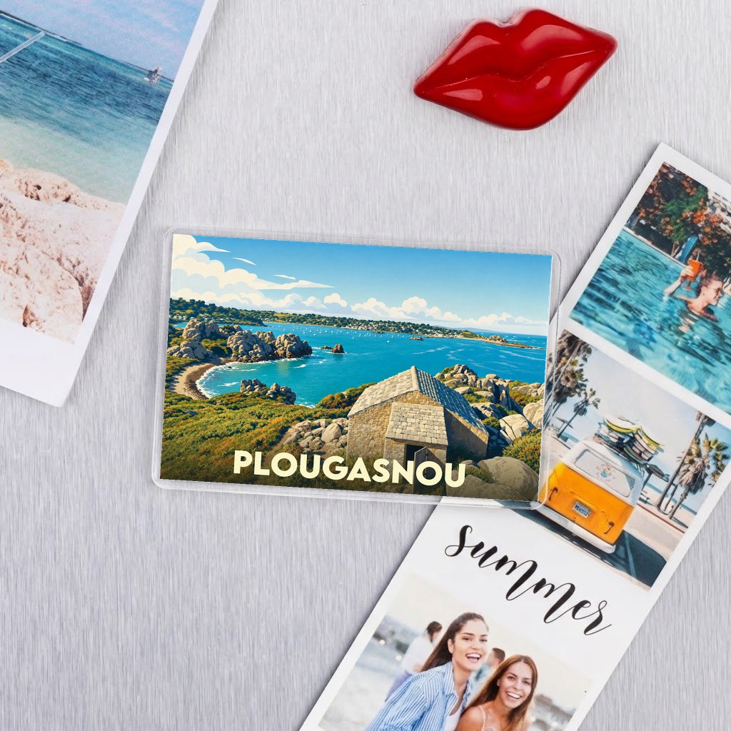 Magnet souvenir de la ville de Plougasnou avec une illustration stylisée de son bord de mer.