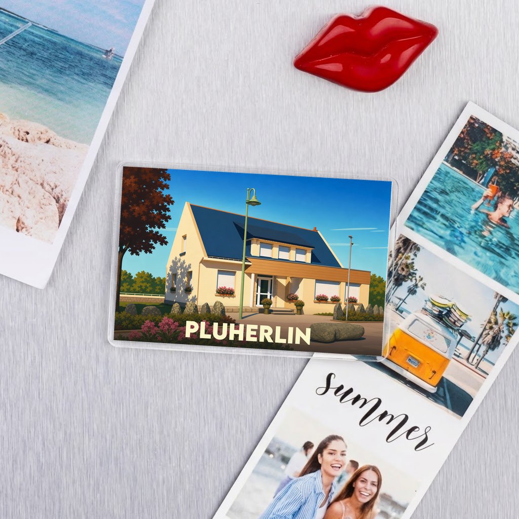 Magnet souvenir de la ville de Pluherlin avec une illustration stylisée d'une maison.