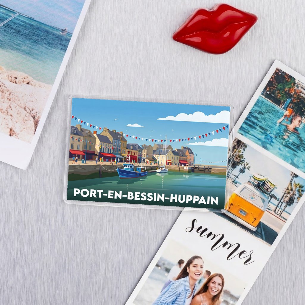 Magnet souvenir de la ville de Port-en-Bessin-Huppain avec une illustration stylisée de son port.