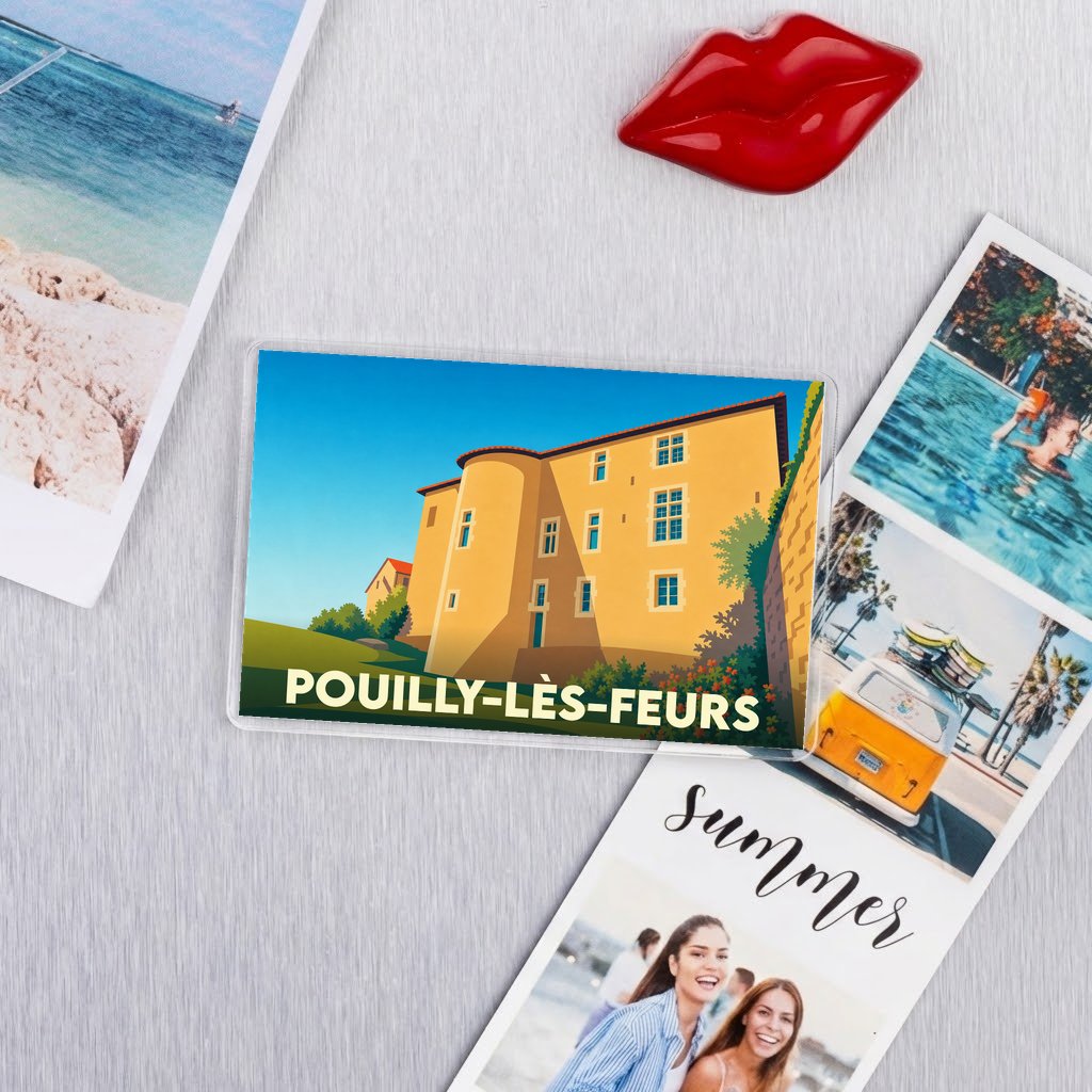 Magnet souvenir de la ville de Pouilly-lès-Feurs avec une illustration stylisée de son château.