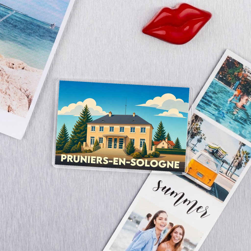 Magnet souvenir de la ville de Pruniers-en-Sologne avec une illustration stylisée d'un bâtiment entouré de sapins.