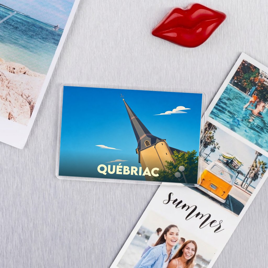 Magnet souvenir de la ville de Québriac avec une illustration stylisée de son église.