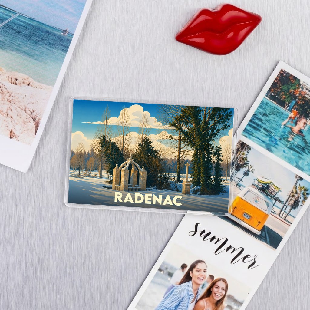 Magnet souvenir de la ville de Radenac avec une illustration stylisée d'un paysage hivernal.