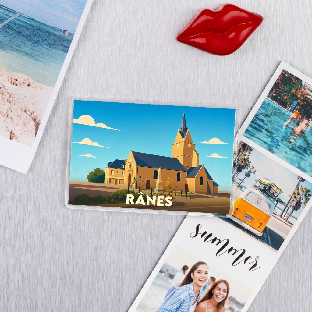 Magnet souvenir de la ville de Rânes avec une illustration stylisée de son église sous un ciel bleu.