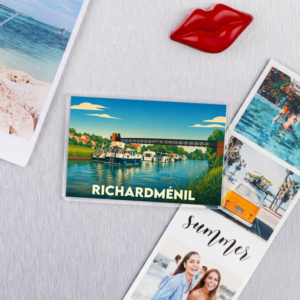 Magnet souvenir de Richardménil représentant une illustration stylisée de péniches sur un canal.