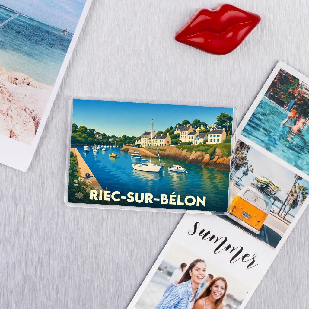 Magnet souvenir de la ville de Riec-sur-Bélon illustrant son port de plaisance dans un style graphique.