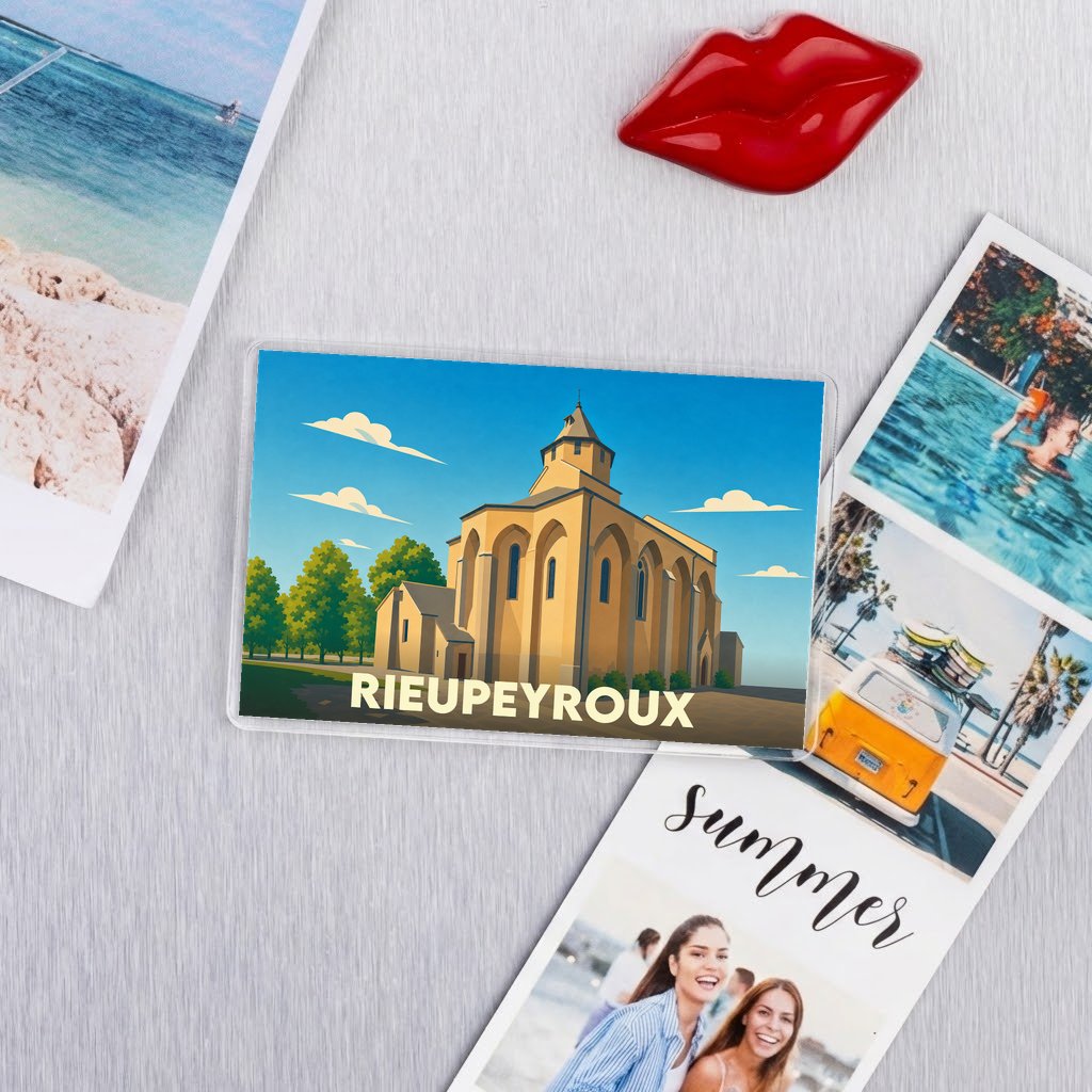 Magnet souvenir de la ville de Rieupeyroux avec une illustration stylisée de son église fortifiée.