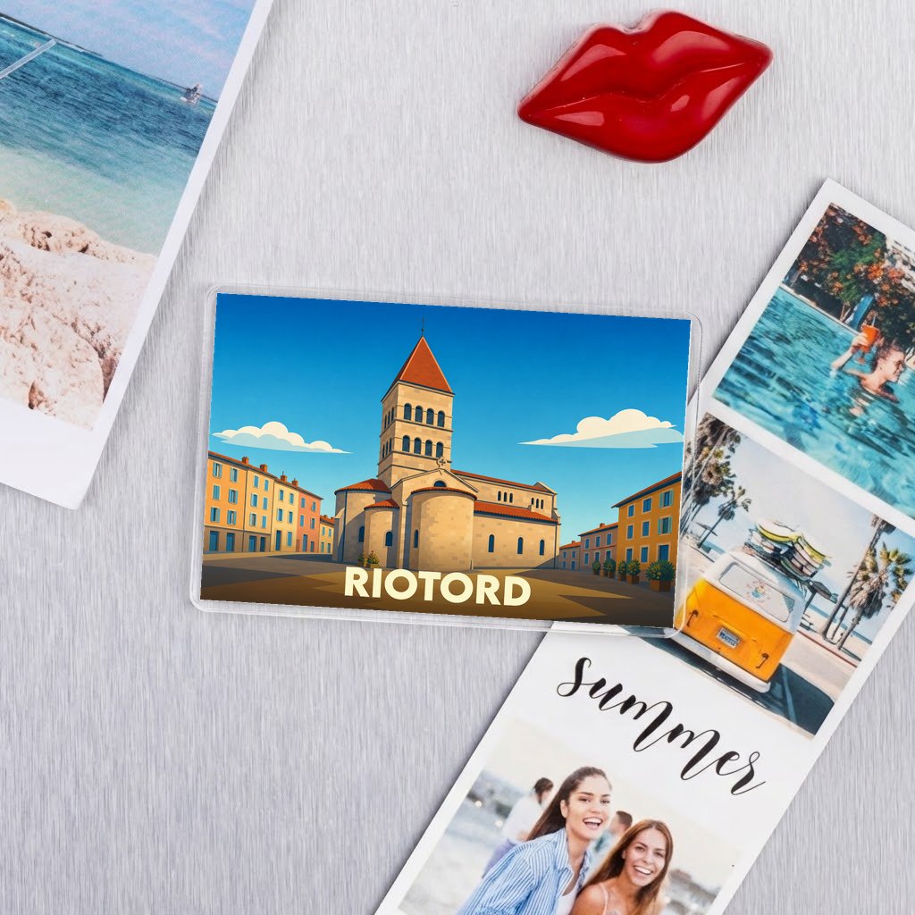 Magnet souvenir de la ville de Riotord avec une illustration stylisée de son église romane.