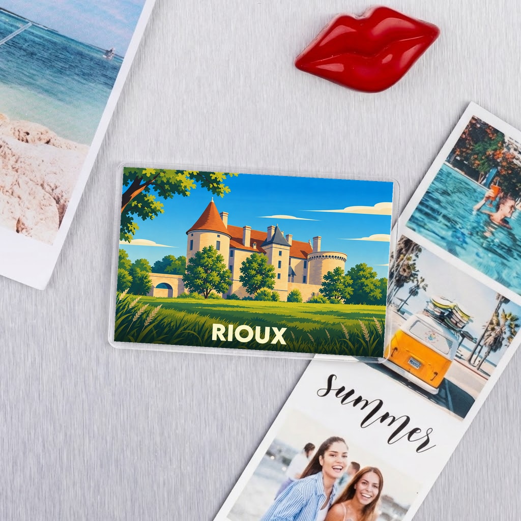 Magnet souvenir de la ville de Rioux avec une illustration stylisée de son château.
