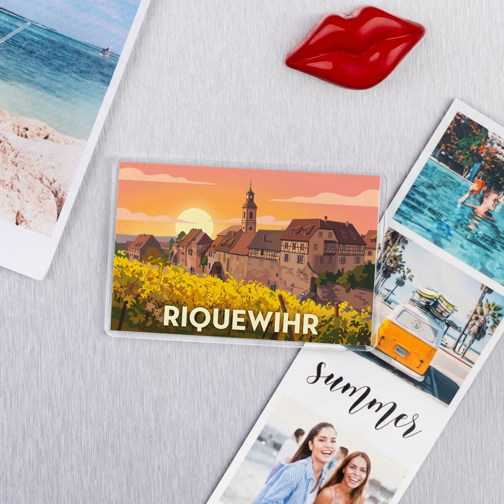 Magnet souvenir de la ville de Riquewihr avec une illustration stylisée du village au coucher du soleil.