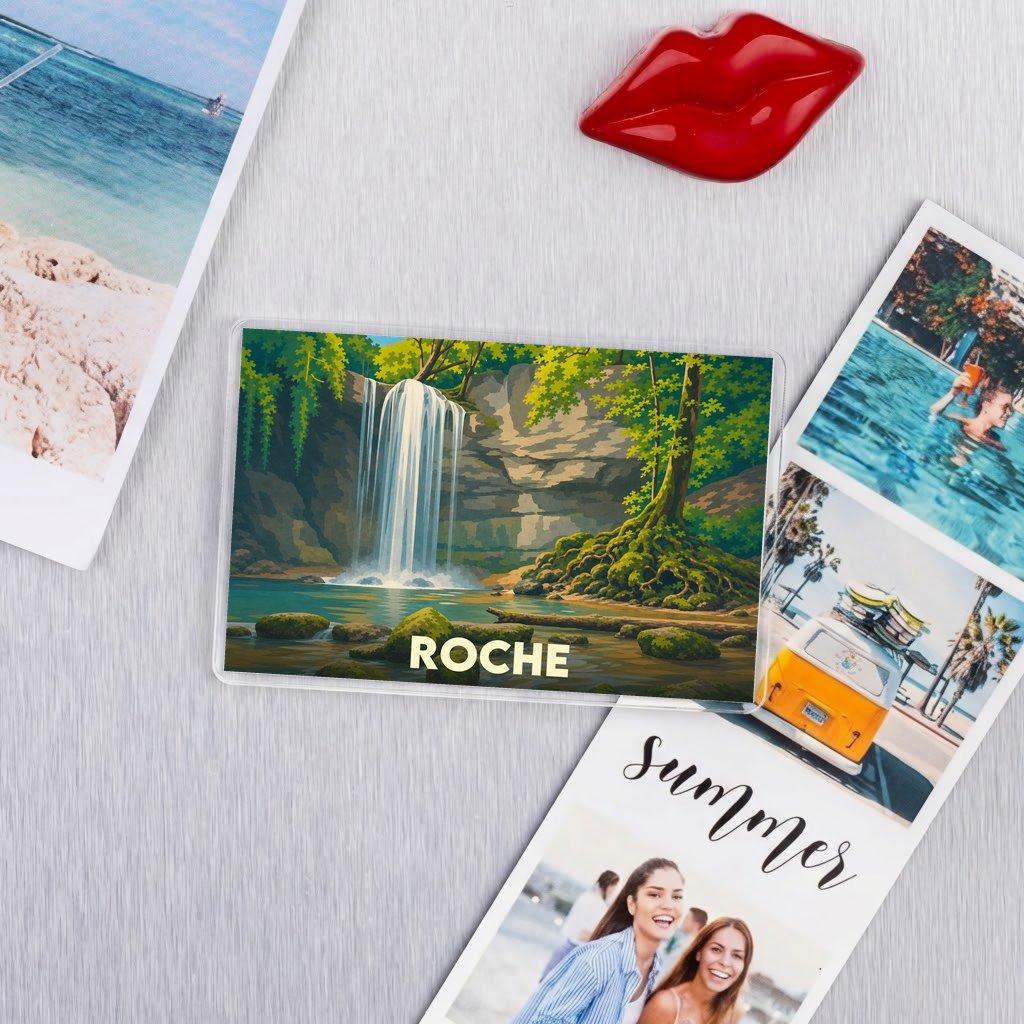 Magnet souvenir de la ville de Roche avec une illustration stylisée de cascade en forêt.