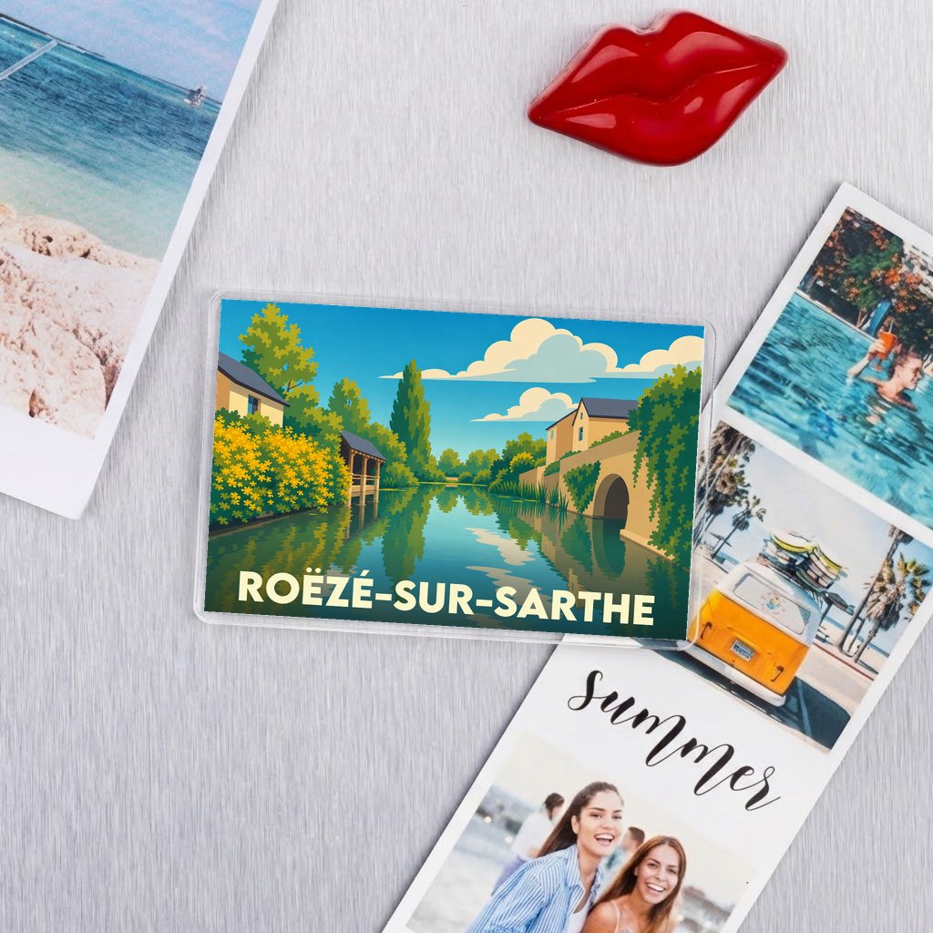 Magnet souvenir de la ville de Roëzé-sur-Sarthe avec une illustration stylisée de ses bords de rivière.