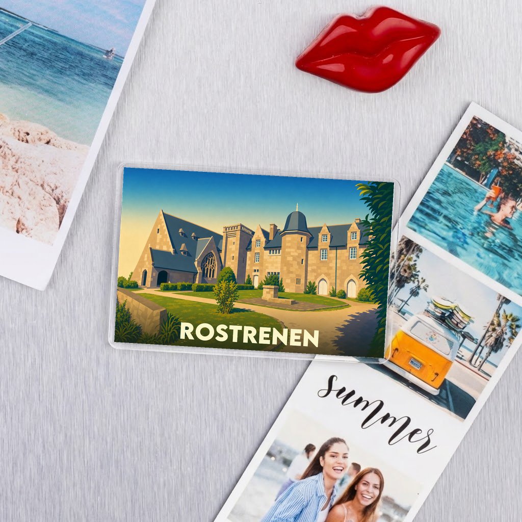 Magnet souvenir de la ville de Rostrenen avec une illustration stylisée d'un bâtiment historique.