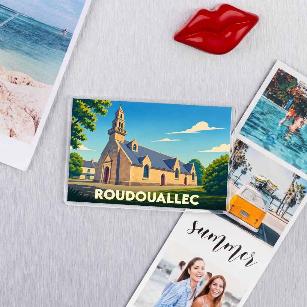 Magnet souvenir de la ville de Roudouallec avec une illustration stylisée de son église.