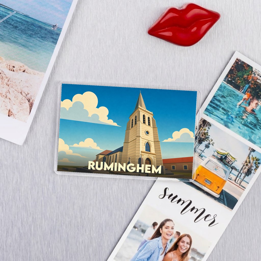 Magnet souvenir de la ville de Ruminghem avec une illustration stylisée de son église.