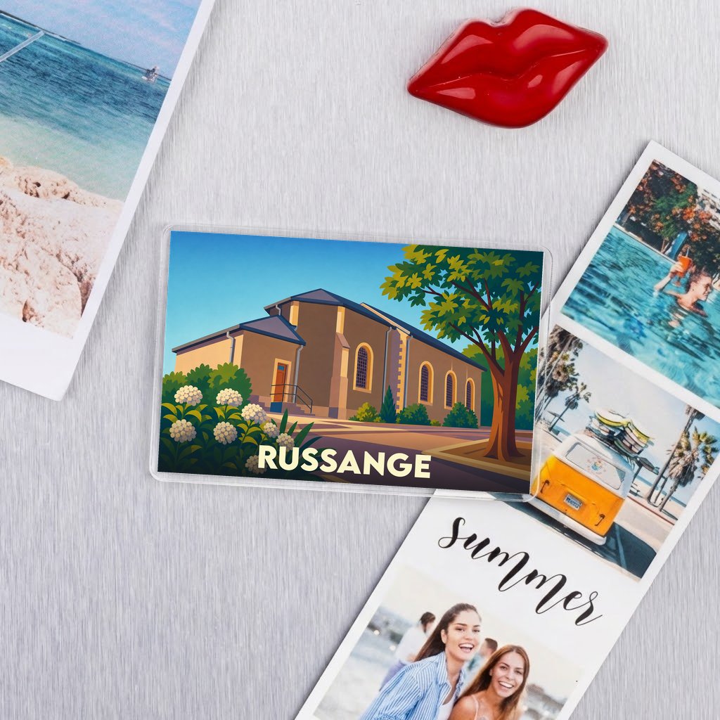 Magnet souvenir de la ville de Russange avec une illustration stylisée.