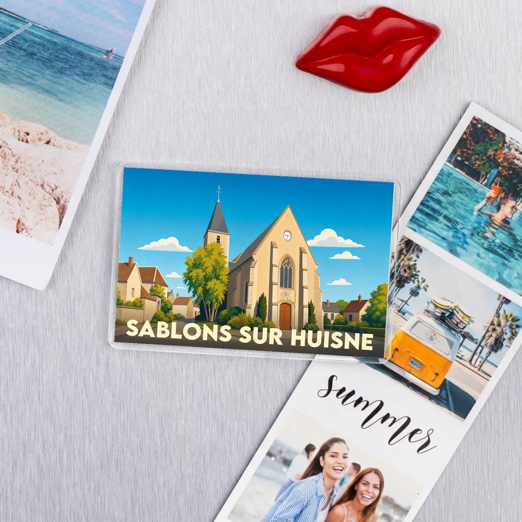 Magnet souvenir de la ville de Sablons sur Huisne avec une illustration stylisée de son église.