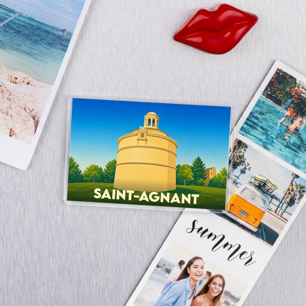 Magnet souvenir de la ville de Saint-Agnant avec une illustration stylisée de son célèbre pigeonnier.
