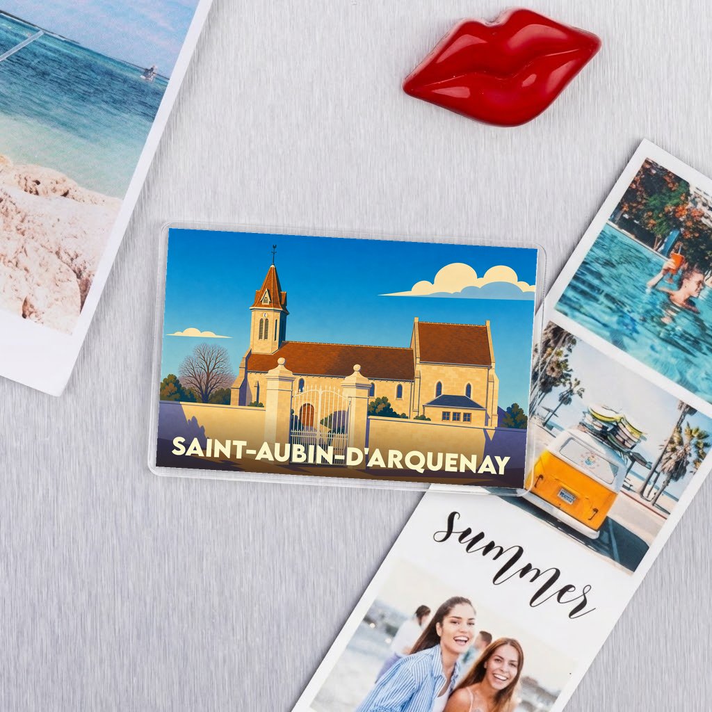 Magnet souvenir de la ville de Saint-Aubin-d'Arquenay avec une illustration stylisée de son église.