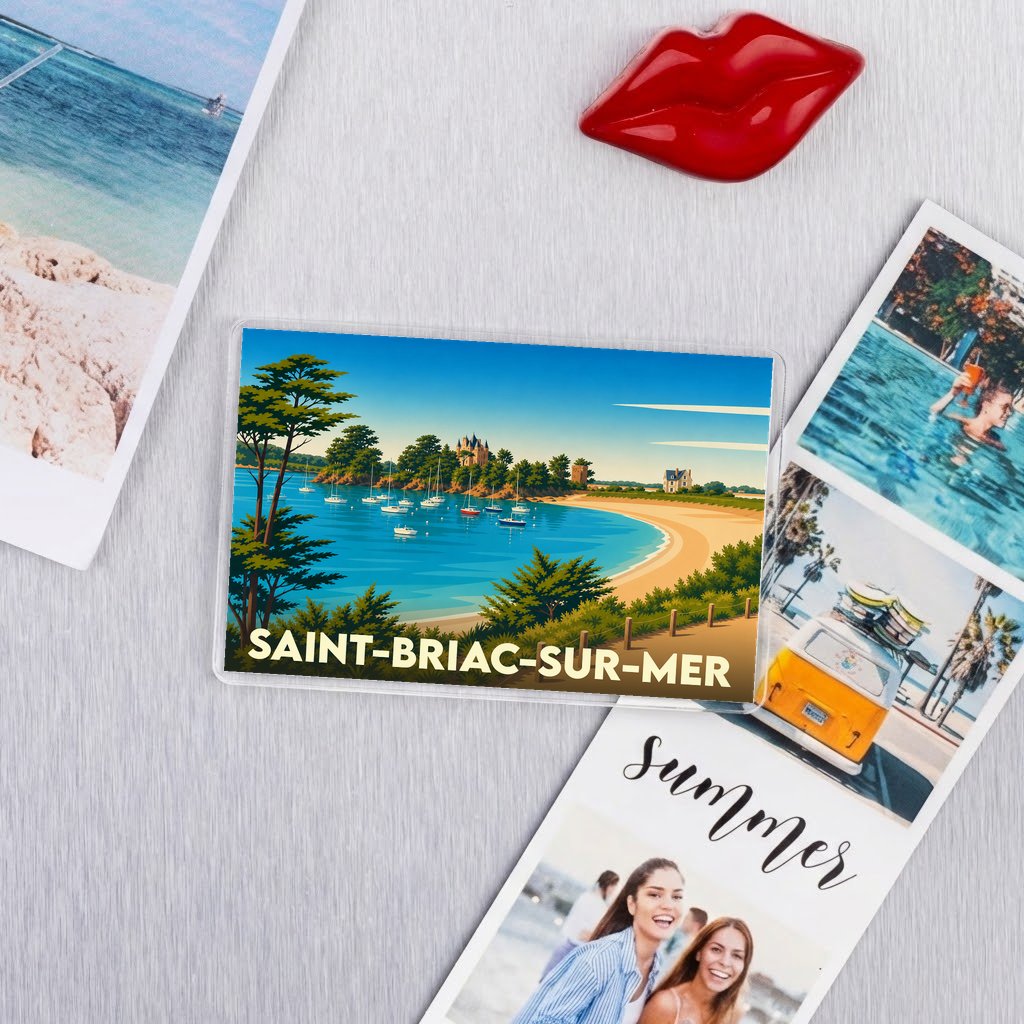 Magnet rectangulaire souvenir de Saint-Briac-sur-Mer avec une illustration stylisée du littoral breton.