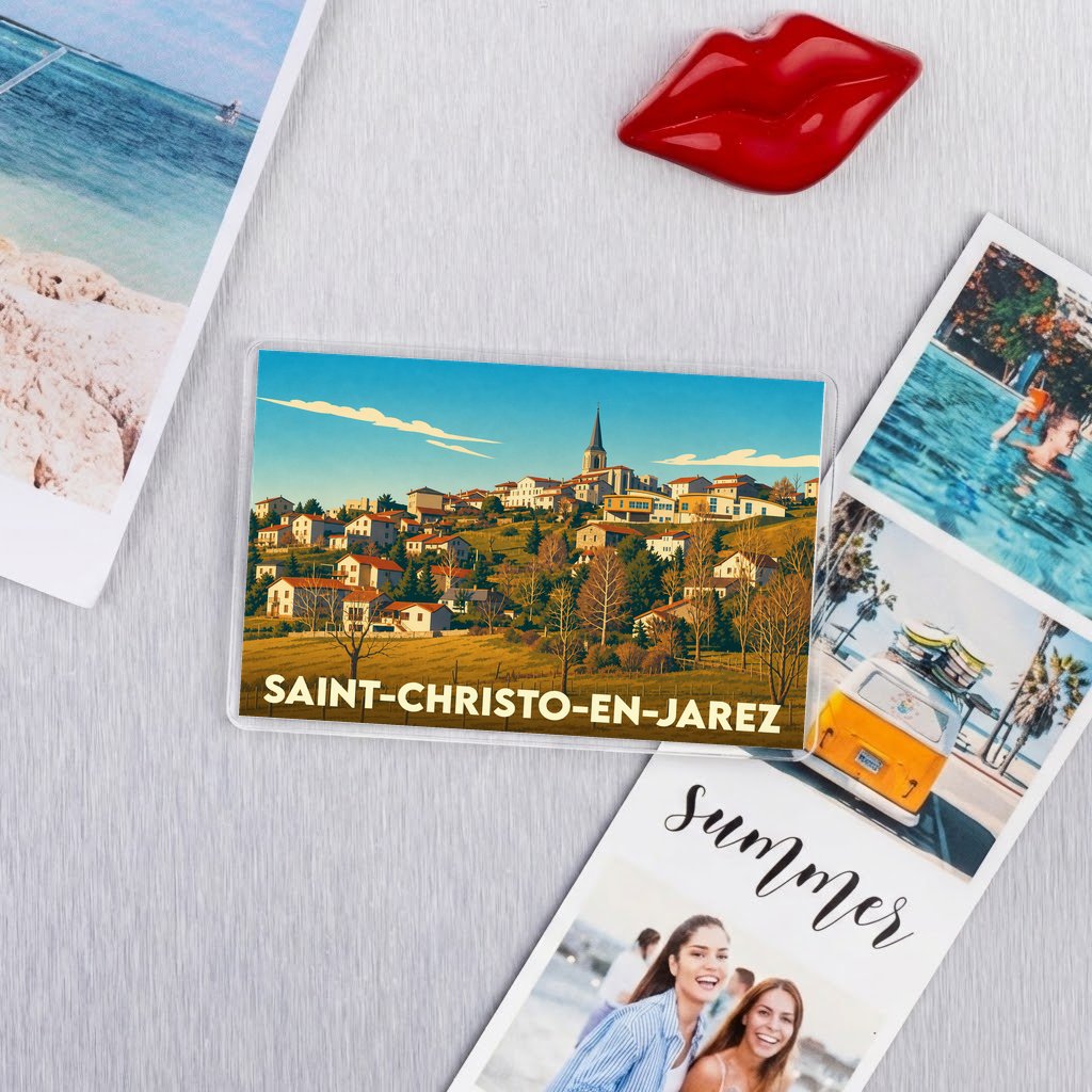 Magnet souvenir de la ville de Saint-Christo-en-Jarez avec une illustration stylisée d'un village perché.