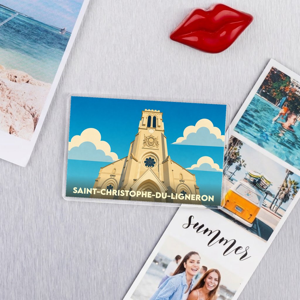 Magnet souvenir de la ville de Saint-Christophe-du-Ligneron illustrant son église sous un ciel azur.