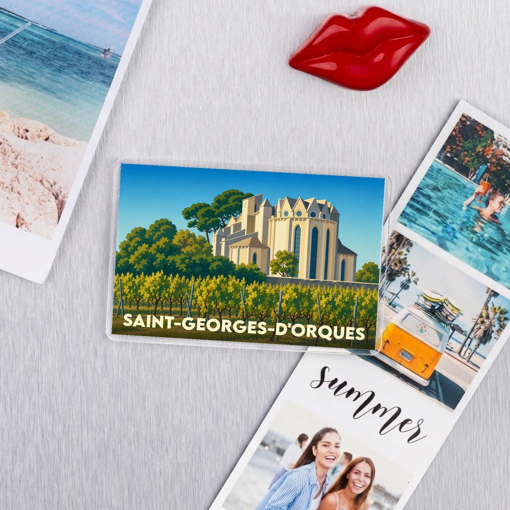 Magnet souvenir de la ville de Saint-Georges-d'Orques avec une illustration stylisée de son église et de ses vignobles.